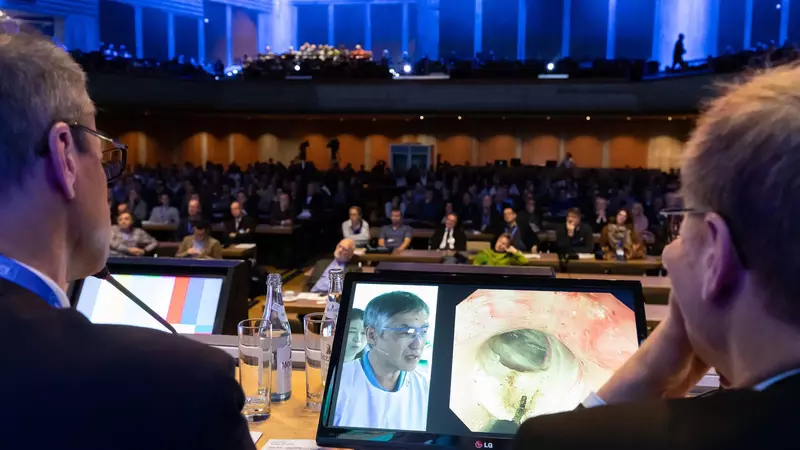 Blick ins Publikum, auf die Regie und die Simultankabinen