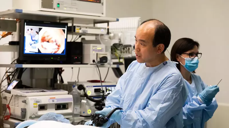 Untersucher und Schwester während eines Eingriffs