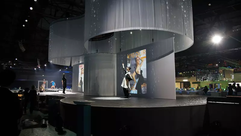 Halbtransparente, gewölbte Projektionsfläche